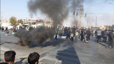 İranda etirazçılar polisə qarşı silah işlətdi - 40 ölü
