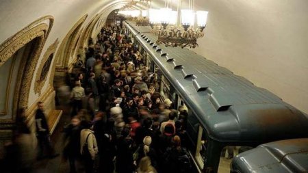 Bakı metrosunda qatarın hərəkətində yaranmış nazaslıq səbəbindən sərnişin sıxlığı yaranıb