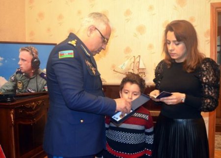 “Şücaətə görə” medalı hərbi pilot Rəşad Atakişiyevin ailəsinə təqdim olunub