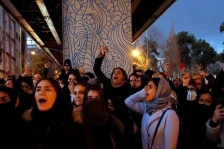 Tehranda polislə nümayişçilər arasında toqquşma baş verdi
