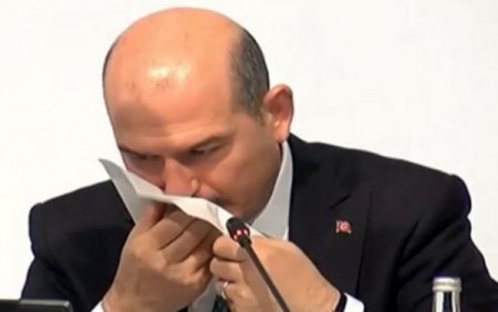 Türk nazirin canlı yayımda burnu qanadı - VİDEO
