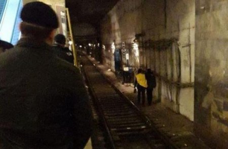 Bakı metrosunda gənc oğlan özünü qatar yoluna atdı