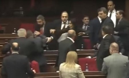 Ermənistan parlamentində yumruq davası - VİDEO