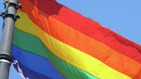 İraq ərazisində LGBT bayrağını qaldırdığına görə Aİ-ni qınadı