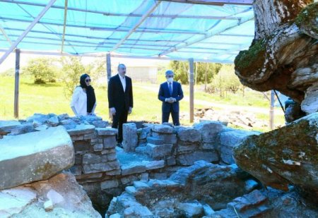 Prezident və xanımı Pir Ömər Sultan ziyarətgahında bərpa-konservasiya işləri ilə tanış olub