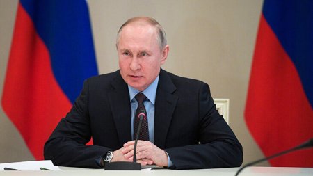Putin nazirləri ilə iclasda qələmini masaya çırpdı - VİDEO
