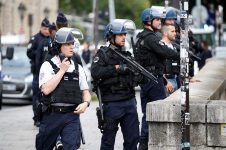 Fransada silahlı şəxs bir neçə nəfəri girov götürüb
