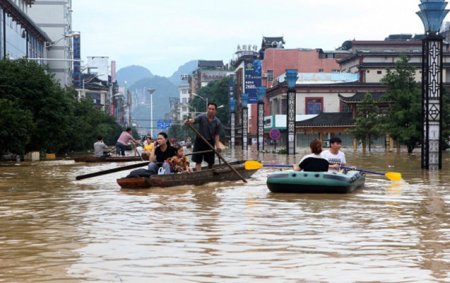 Cənubi Koreyada şiddətli yağışlar sel və torpaq sürüşməsinə səbəb olub
