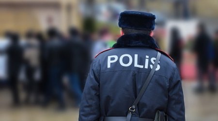 Azərbaycanda polis KÜRƏYİNDƏN BIÇAQLANDI