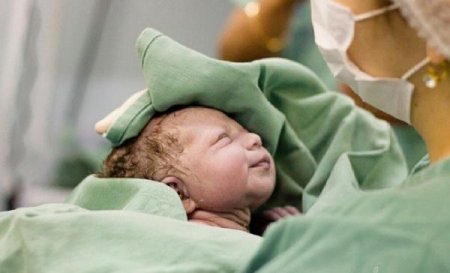 Bakıda yaşı 60-a yaxın qadının ilk övladı doğuldu
