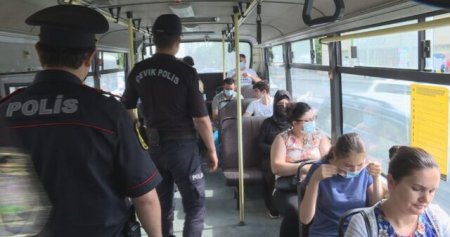 Polis avtobusda vətəndaşa zor tətbiq etdi - VİDEO