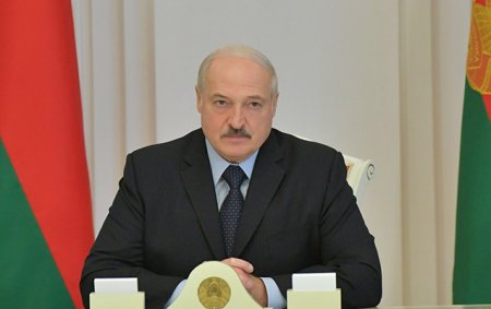 Lukaşenko ölkədən getməsi ilə bağlı xəbərlərə cavab verdi