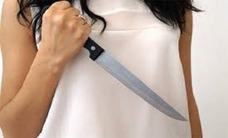 Abşeronda 18 yaşlı qız sevgilisini bıçaqlayıb