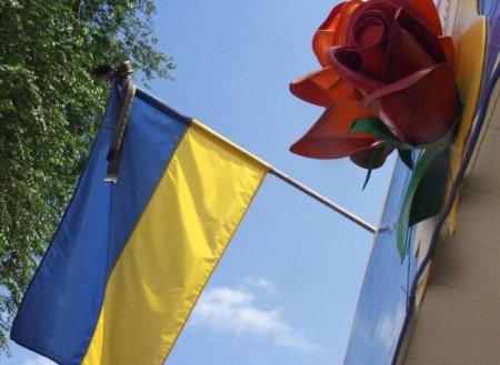 Ukraynada dövlət bayraqları endirildi
