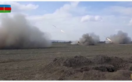 Gecə və gündüz artilleriya atışlarının görüntüləri - VIDEO