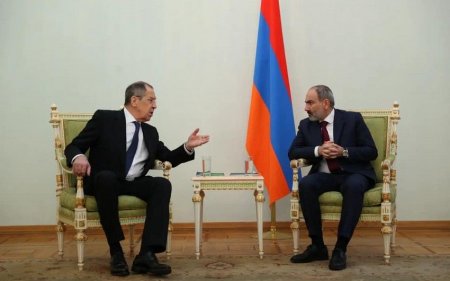 Lavrovun Ermənistandakı görüşlərində Rusiya bayrağının olmamasına aydınlıq gətirildi