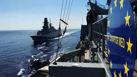 Yunan donanması rus gəmisinə soxuldu - Aralıq dənizində gərginlik artır