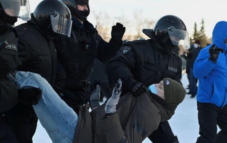 Moskvada etirazlar şiddətləndi - POLİSLƏ TOQQUŞMA