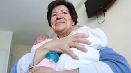 İspaniyada 64 yaşında əkiz doğan qadının uşaqları əlindən alınıb - FOTO
