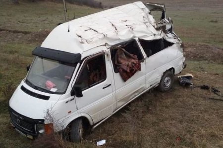 Biləsuvarda mikroavtobus qəzaya düşdü: Ölən və yaralananlar var