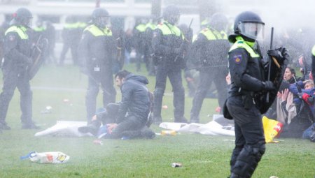 Polis Amsterdamda etirazçılara su şırnaqları ilə müdaxilə etdi