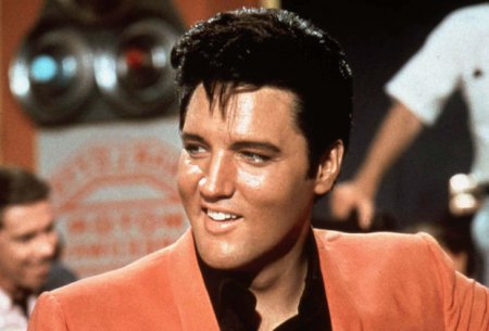 Elvis Preslinin gitarası rekord qiymətə satıldı