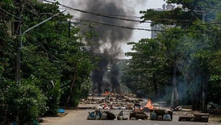 Myanmada etirazçılar yeddi polisi öldürdü