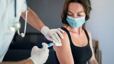 Kanadadan kritik açıqlama: “Koronavirusun növləri ilə vaksiyanisiya arasında müharibəni uduzuruq”