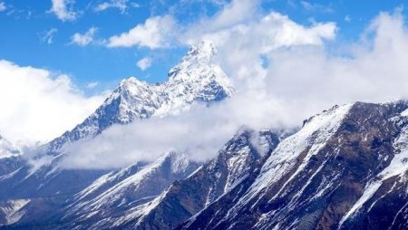 Çin Everestin zirvəsinə “ayırma xətti” çəkəcək