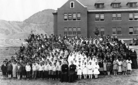 Kanada məktəbində 215 uşaq cəsədinin qalığı tapılıb
