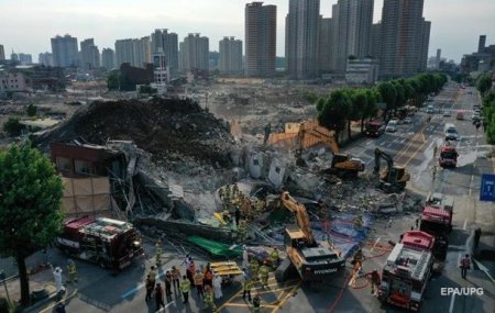 Cənubi Koreyada bina avtobus dayanacağının üzərinə uçub: 9 nəfər ölüb