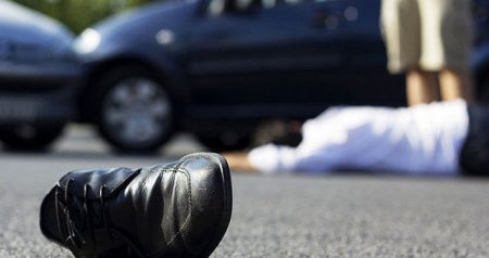 Bakıda avtomobilin vurduğu kişinin ayağı qırıldı