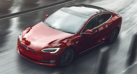 “Tesla” ən sürətli elektromobilini təqdim etdi