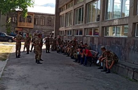 Ermənistanda seçki qarşıdurması: Paşinyan Koçaryana qarşı ordunu göndərir