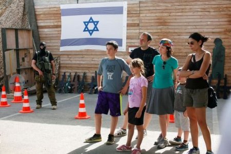 İsrail peyvənd olunmuş turistlər üçün sərhədlərini açır