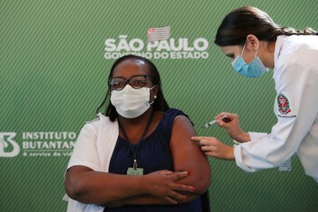 Braziliya sakininə 10 həftə ərzində 5 doza vaksin vurulub