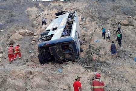 Peruda avtobus dərəyə aşdı: 29 nəfər öldü