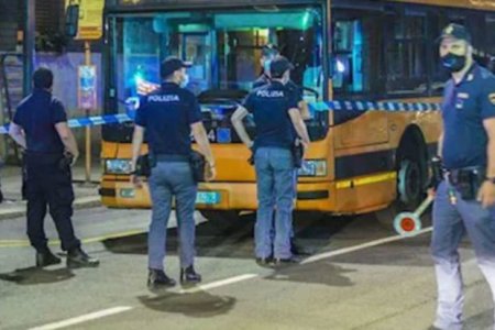 İtaliyada Somalidən olan şəxs avtobusda insanlara hücum edib: Yaralılar var
