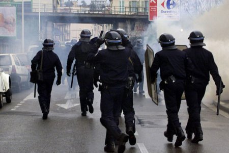 Fransada sanitar tədbirlərə etiraz: Polis gözyaşardıcı qazla müdaxilə etdi