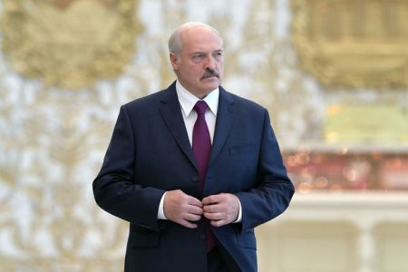 Lukaşenko kim olduğunu sübut etmək üçün “qırmızı zona”da maskasını çıxardı