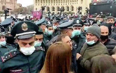 Ermənistanda polislə aksiya iştirakçıları arasında qarşıdurma oldu