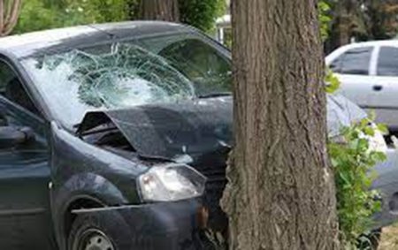 “Mercedes” ağaca çırpıldı, sürücü öldü