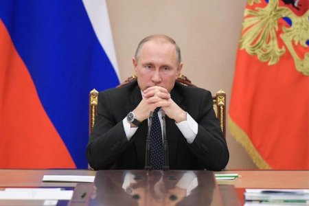 Putinin masasındakı sirli düymə nümayiş olundu – VİDEO