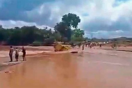 Keniyada avtobus su altında qaldı, 20 nəfər öldü - Video