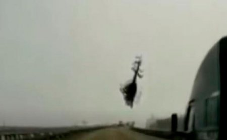 ABŞ-da helikopter yola çırpıldı - Video