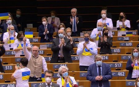 Avropa Parlamentinin deputatları Zelenskini ayaqüstə alqışladı