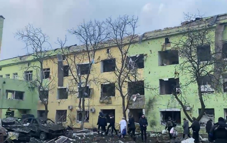 Ruslar Mariupolda doğum evini vurdu