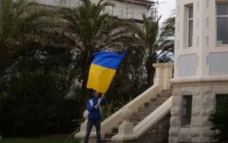 Putinin keçmiş kürəkəninin villasına Ukrayna bayrağı sancıldı - Foto+Video