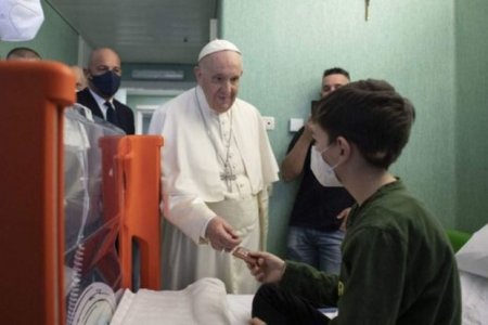 Roma Papası ukraynalı uşaqları ziyarət etdi