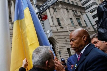 Nyu-Yorkun meri Manhettendə Ukrayna bayrağını qaldırıb – FOTO